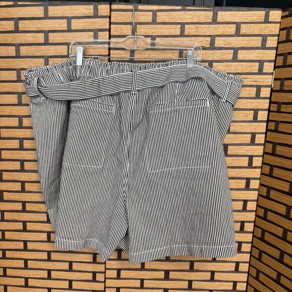 Lane Bryant Black And White Stripe High Rise Bermuda Belted Shorts Size 26‎ - Picture 2 of 9